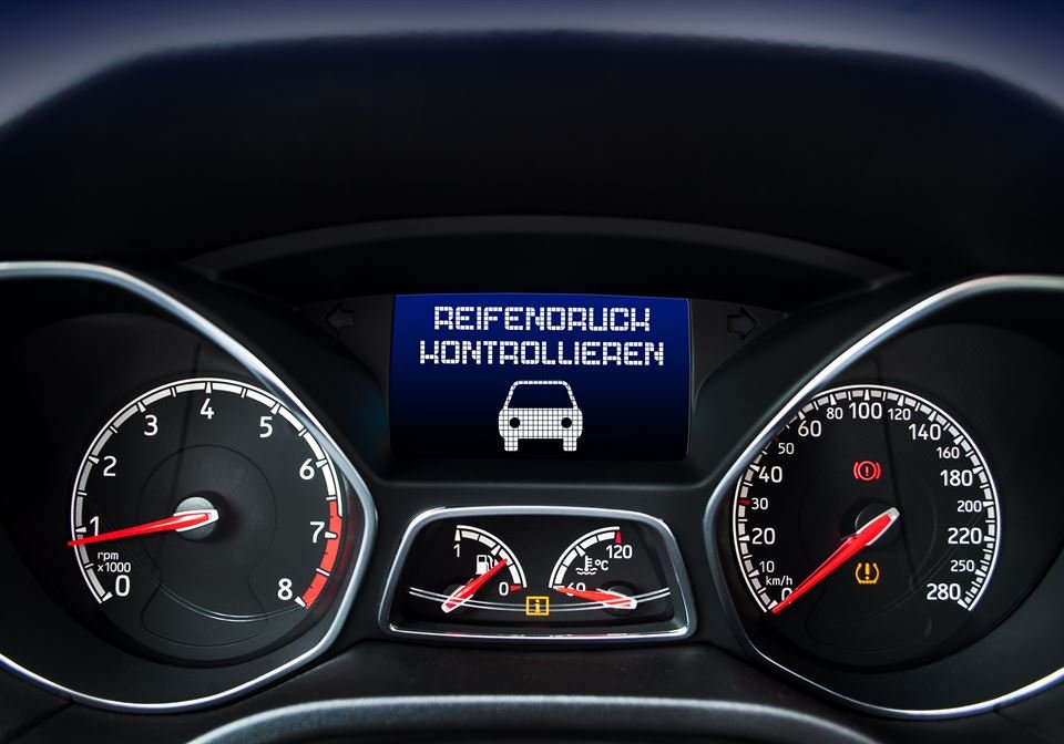 Kombiinstrument mit Warnhinweis Reifendruck kontrollieren