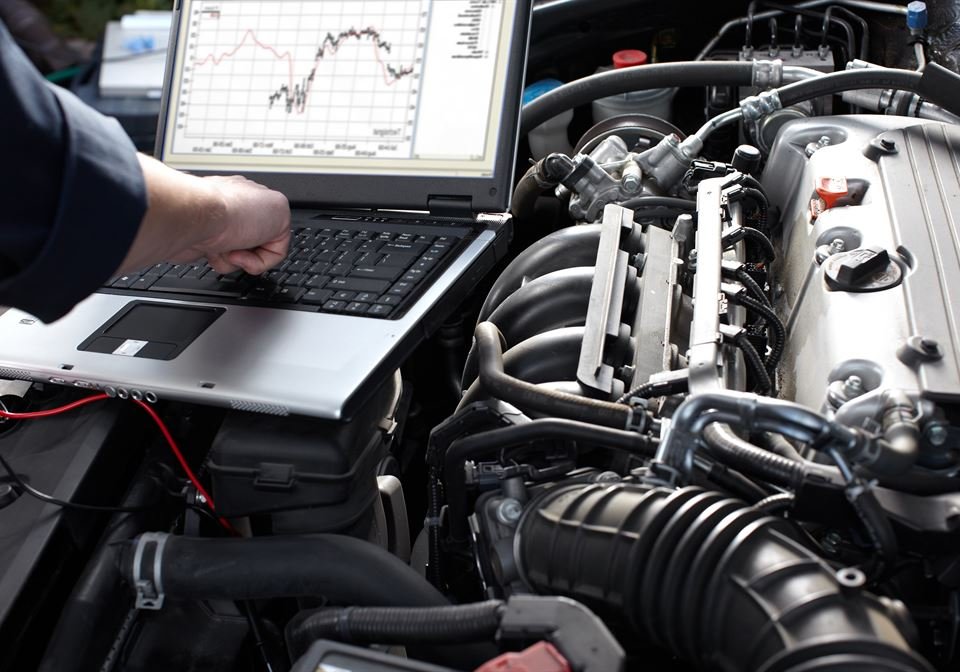 Motorraum mit Diagnose-Laptop